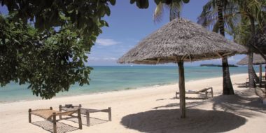 Chapwani Private Island, Strand mit Liegen