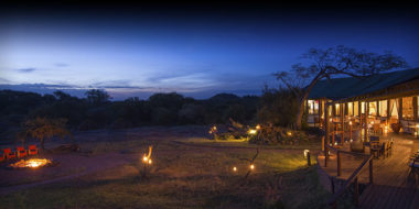 Kusini Safari Camp, das Camp am Abend